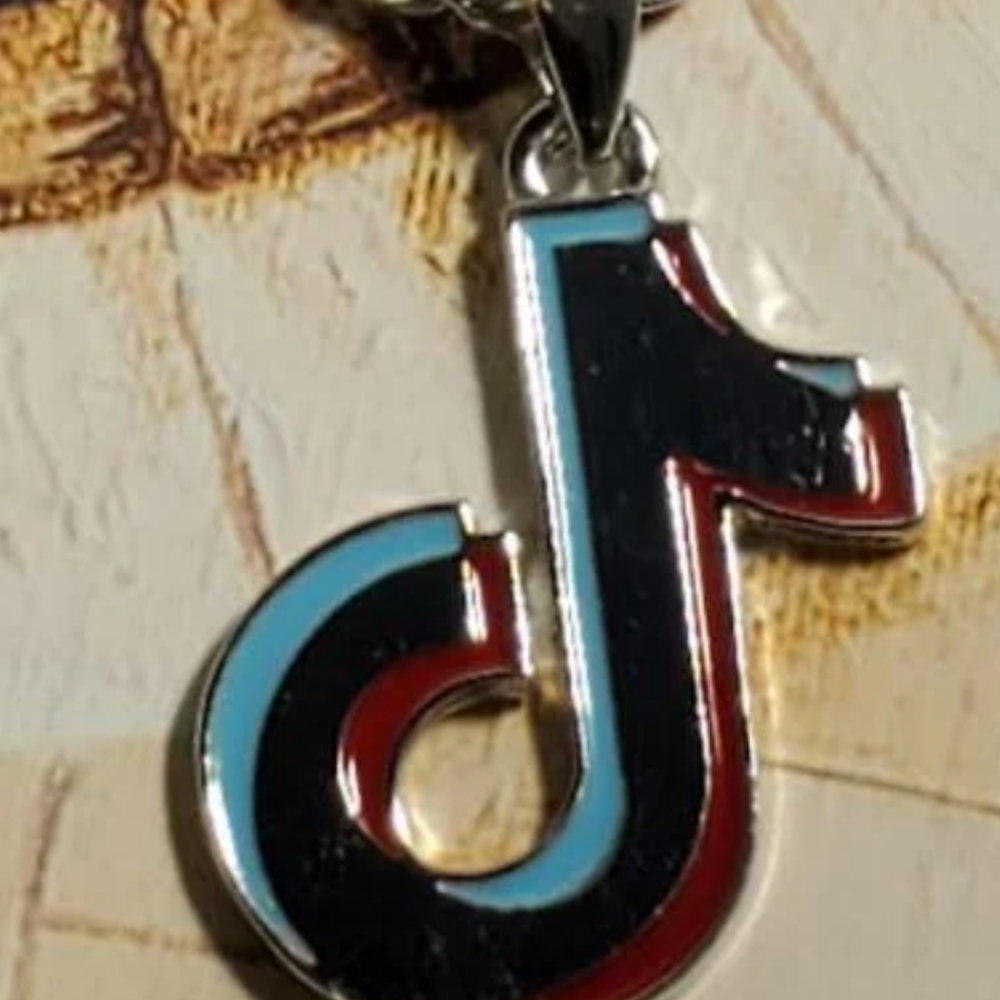 Unisex silver chain with media symbol